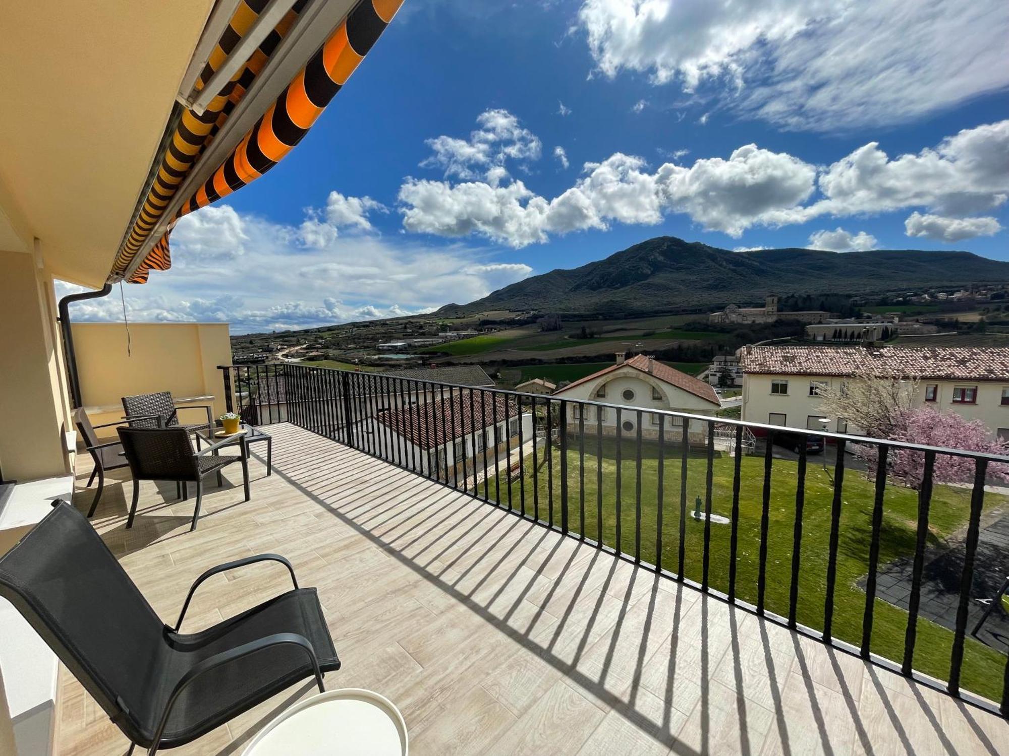 Apartamentos Montejurra Ayegui Bagian luar foto