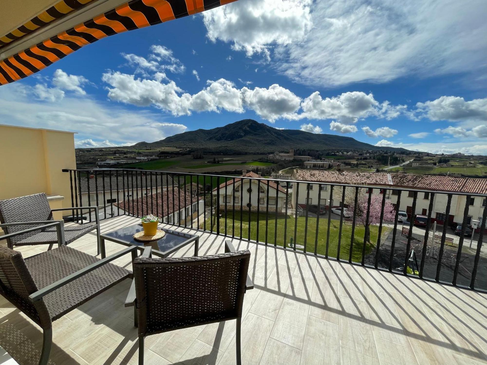 Apartamentos Montejurra Ayegui Bagian luar foto